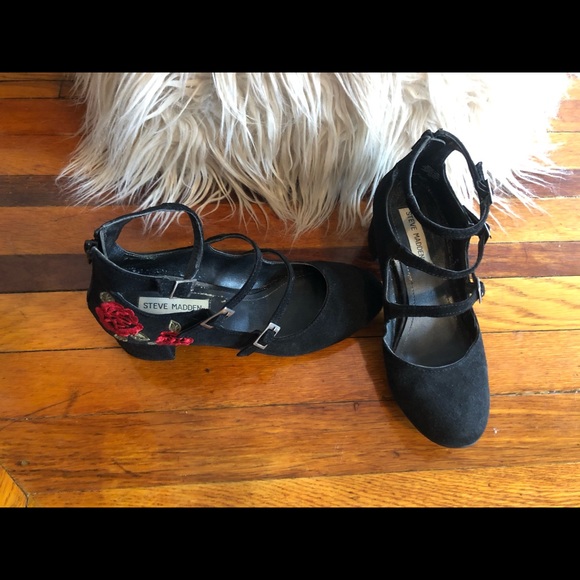 Steve Madden Mary Janes with Flower Detail - Picture 4 of 5